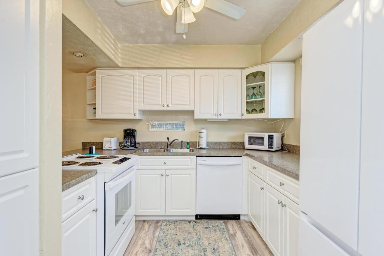 Anna Maria Island Runaway Tropical Dream-one Minute Walk To The Beach-heated Pool Apartment