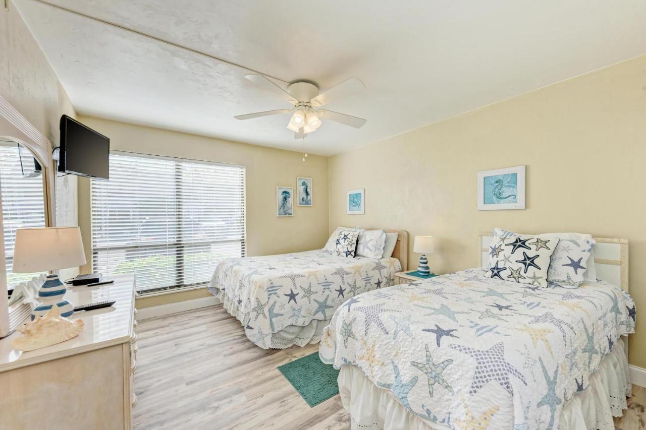 Anna Maria Island Runaway Tropical Dream-one Minute Walk To The Beach-heated Pool Apartment *