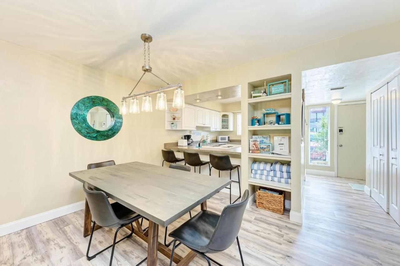 Anna Maria Island Runaway Tropical Dream-one Minute Walk To The Beach-heated Pool Apartment *