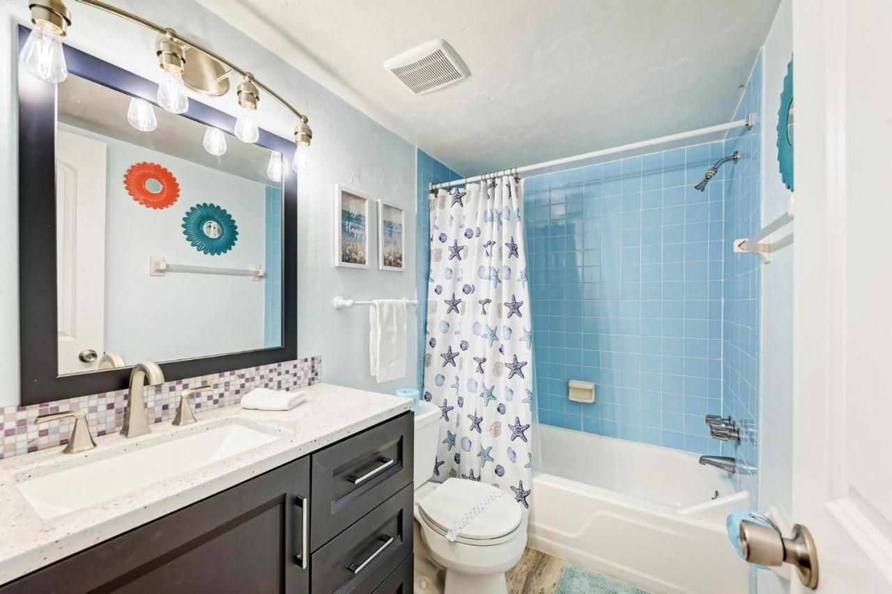 Anna Maria Island Runaway Tropical Dream-one Minute Walk To The Beach-heated Pool Apartment *