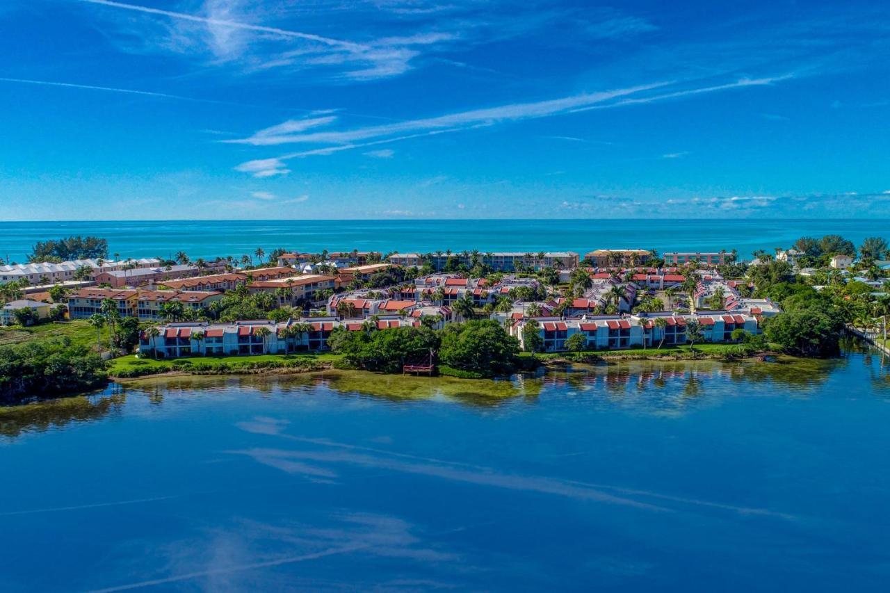 Apartment Anna Maria Island Runaway Tropical Dream-one Minute Walk To The Beach-heated Pool *