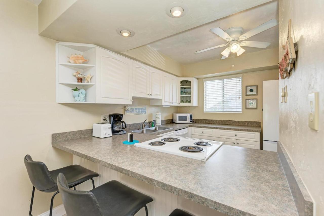 Anna Maria Island Runaway Tropical Dream-one Minute Walk To The Beach-heated Pool