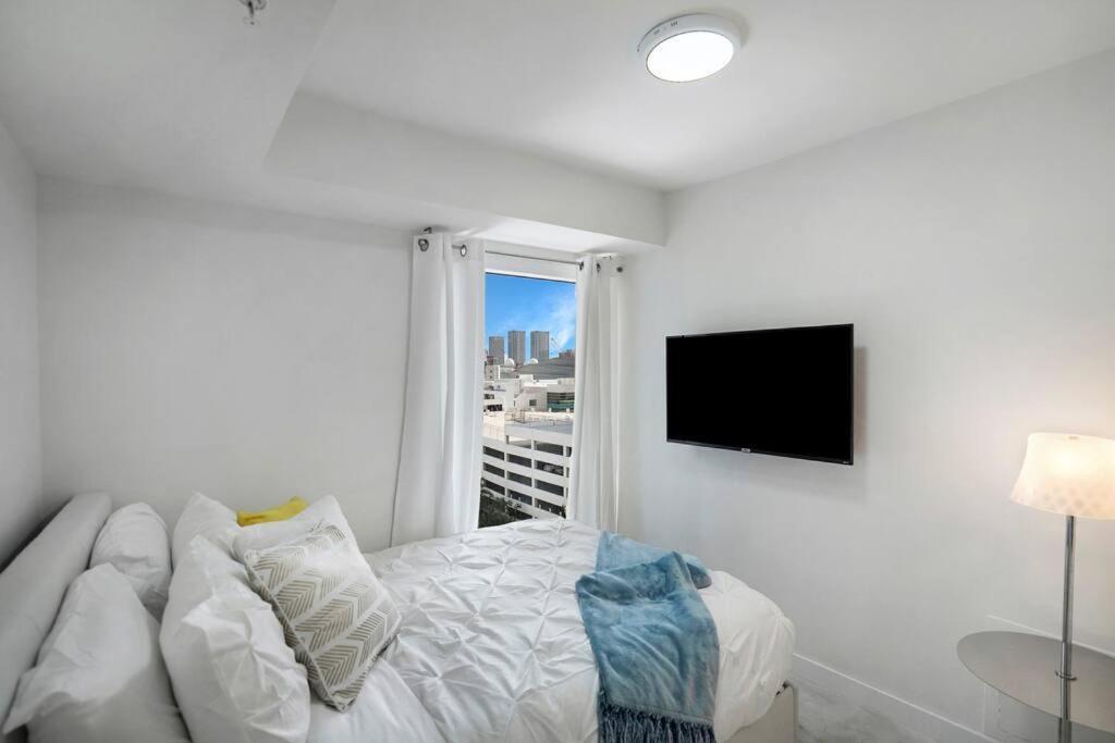 Of Dreams! Renovated With Water & Park Views Apartment