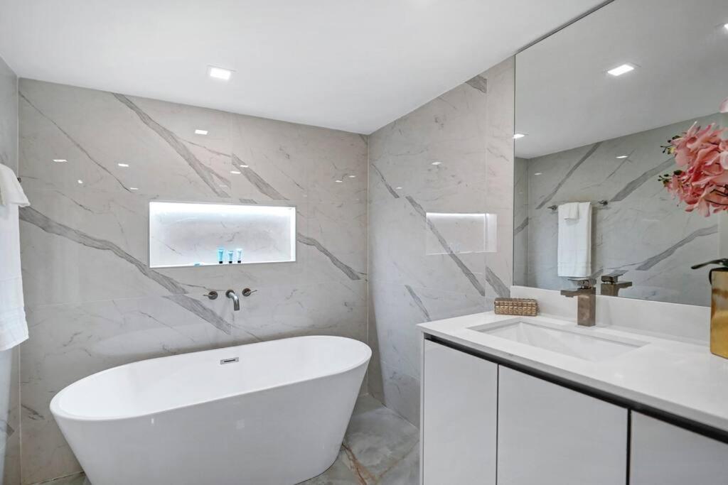 Apartment Of Dreams! Renovated With Water & Park Views *