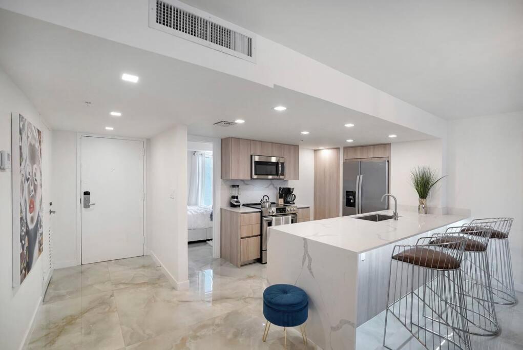 Of Dreams! Renovated With Water & Park Views Apartment Miami