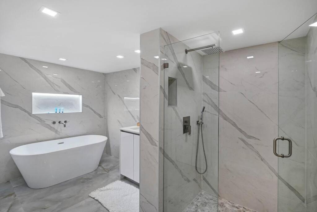 Apartment Of Dreams! Renovated With Water & Park Views Miami