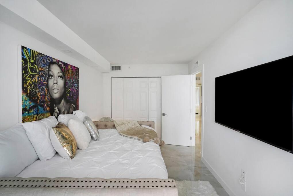Of Dreams! Renovated With Water & Park Views Apartment Miami