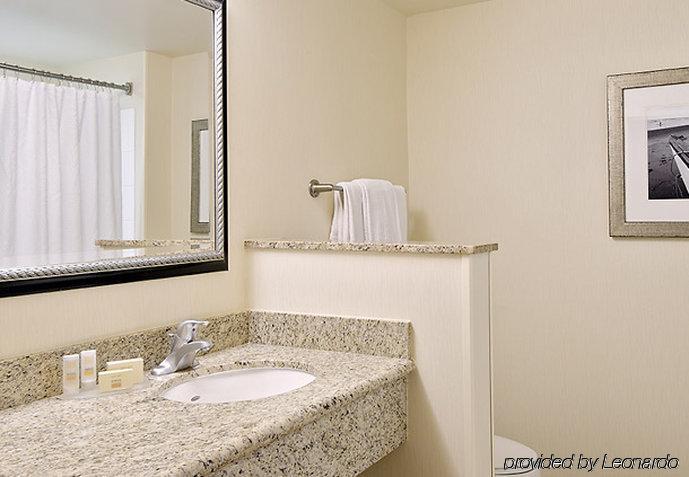 Courtyard Myers At I-75 And Gulf Coast Town Center 3*