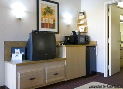 Hotel Baymont By Wyndham Near Busch Gardens Tampa