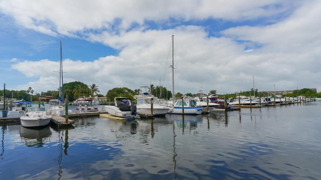 Aparthotel Waterfront Room, Heated Pool, Tiki Bar & Grill Sarasota
