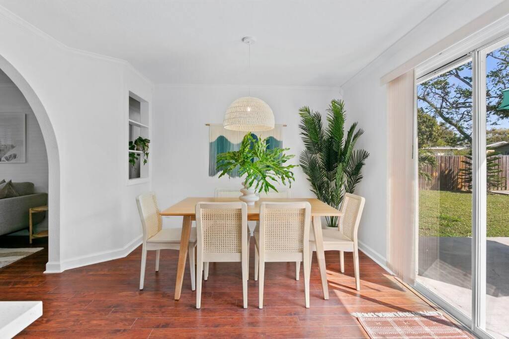 Sunny Palm W/ Hot Tub + Fire Pit + Grill + 10 To Beach! Largo