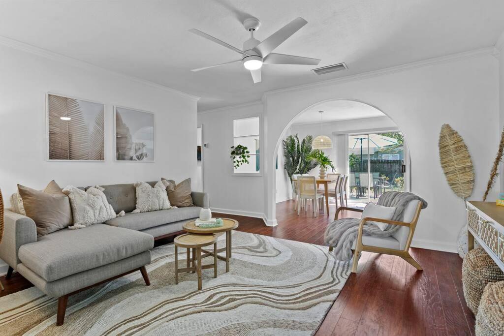 Sunny Palm W/ Hot Tub + Fire Pit + Grill + 10 To Beach! *