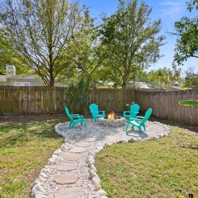 Sunny Palm W/ Hot Tub + Fire Pit + Grill + 10 To Beach!