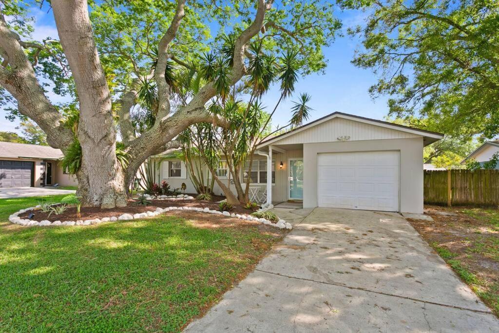 Sunny Palm W/ Hot Tub + Fire Pit + Grill + 10 To Beach! Holiday home *