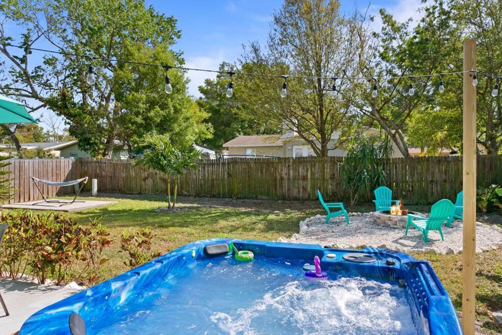 Sunny Palm W/ Hot Tub + Fire Pit + Grill + 10 To Beach! Holiday home Largo