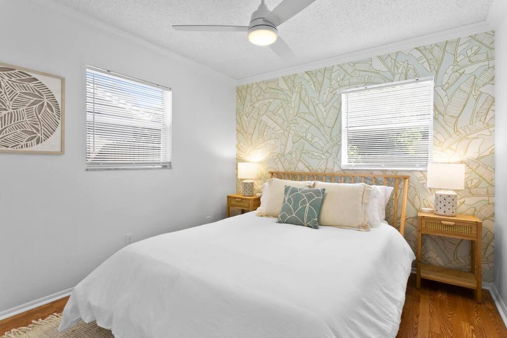 Sunny Palm W/ Hot Tub + Fire Pit + Grill + 10 To Beach! *