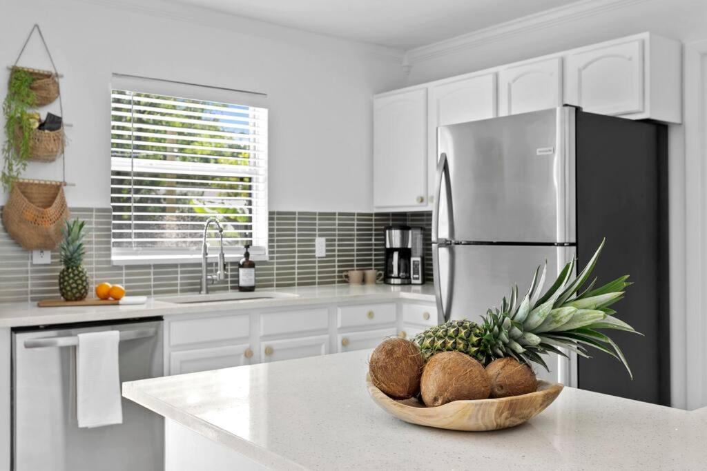Sunny Palm W/ Hot Tub + Fire Pit + Grill + 10 To Beach! *