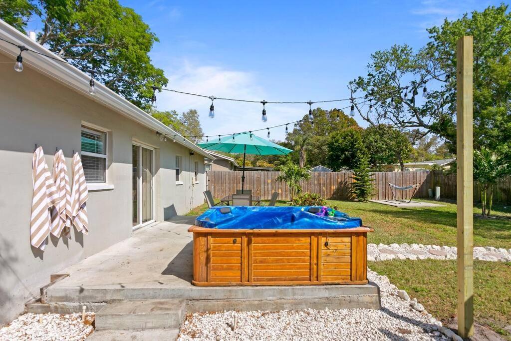 Sunny Palm W/ Hot Tub + Fire Pit + Grill + 10 To Beach! Holiday home *