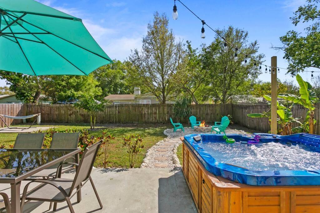 Sunny Palm W/ Hot Tub + Fire Pit + Grill + 10 To Beach! Holiday home