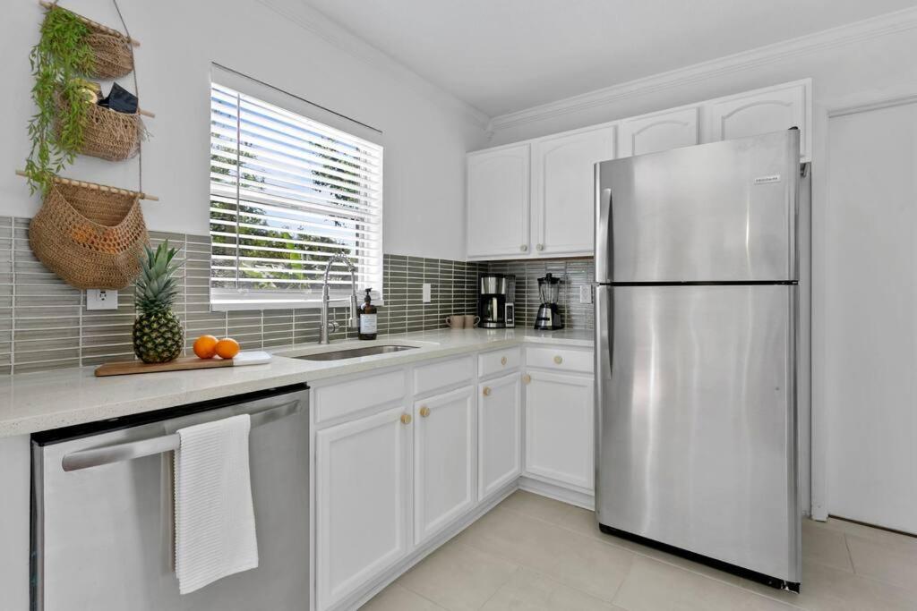 Sunny Palm W/ Hot Tub + Fire Pit + Grill + 10 To Beach! * Largo