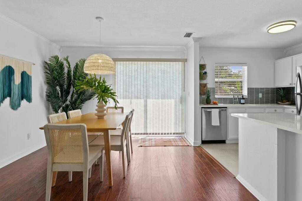 Sunny Palm W/ Hot Tub + Fire Pit + Grill + 10 To Beach! Holiday home