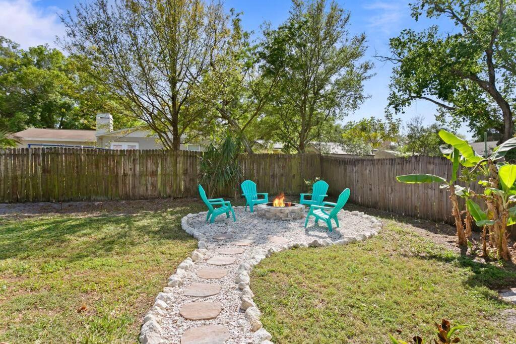 Sunny Palm W/ Hot Tub + Fire Pit + Grill + 10 To Beach!
