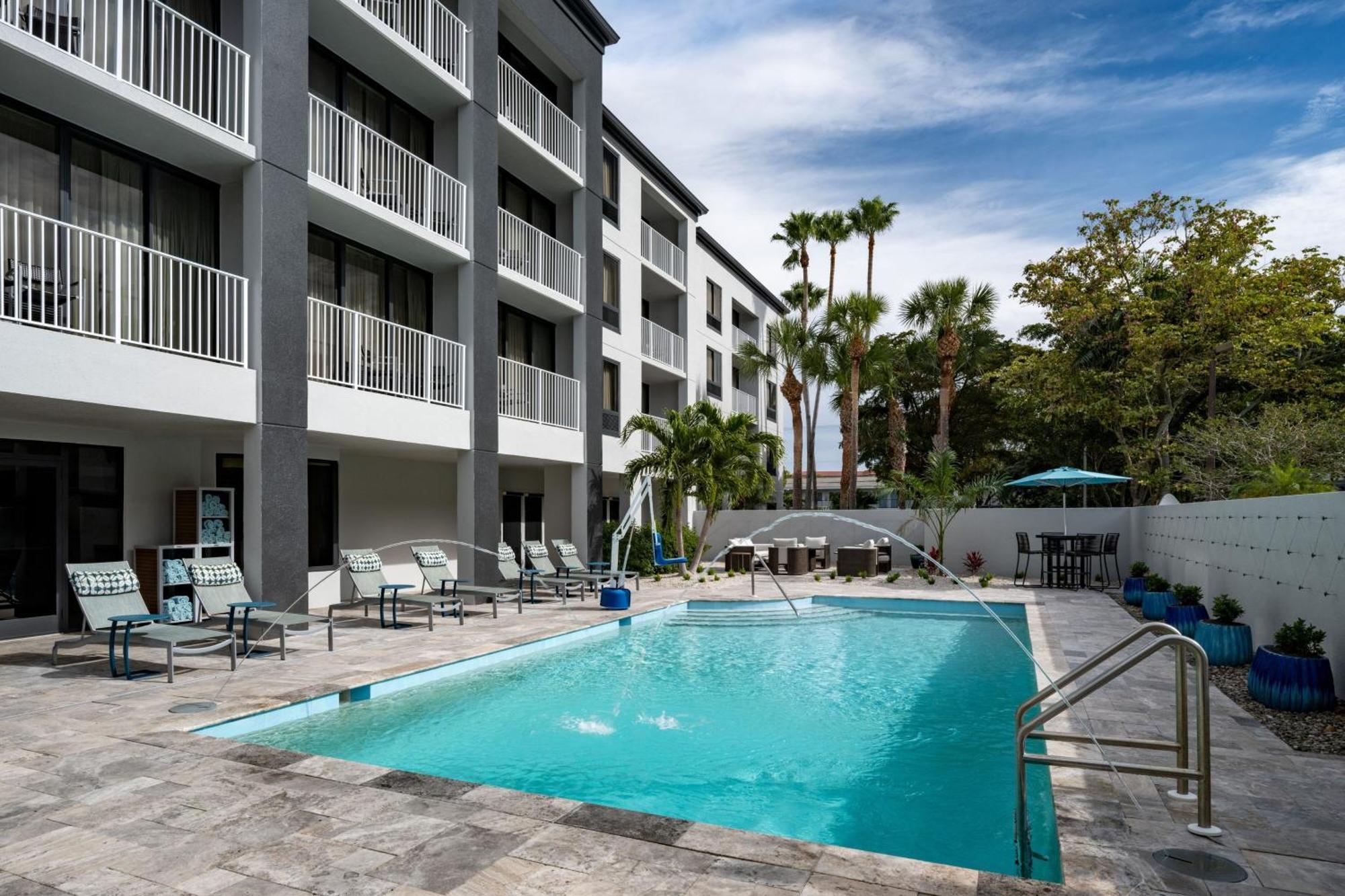 Courtyard By Marriott - Hotel