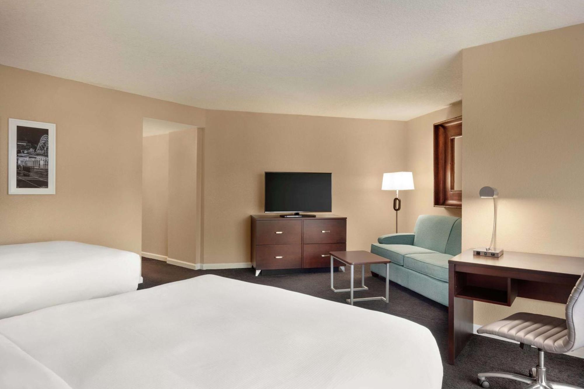 Doubletree By Hilton Downtown Hotel 4*