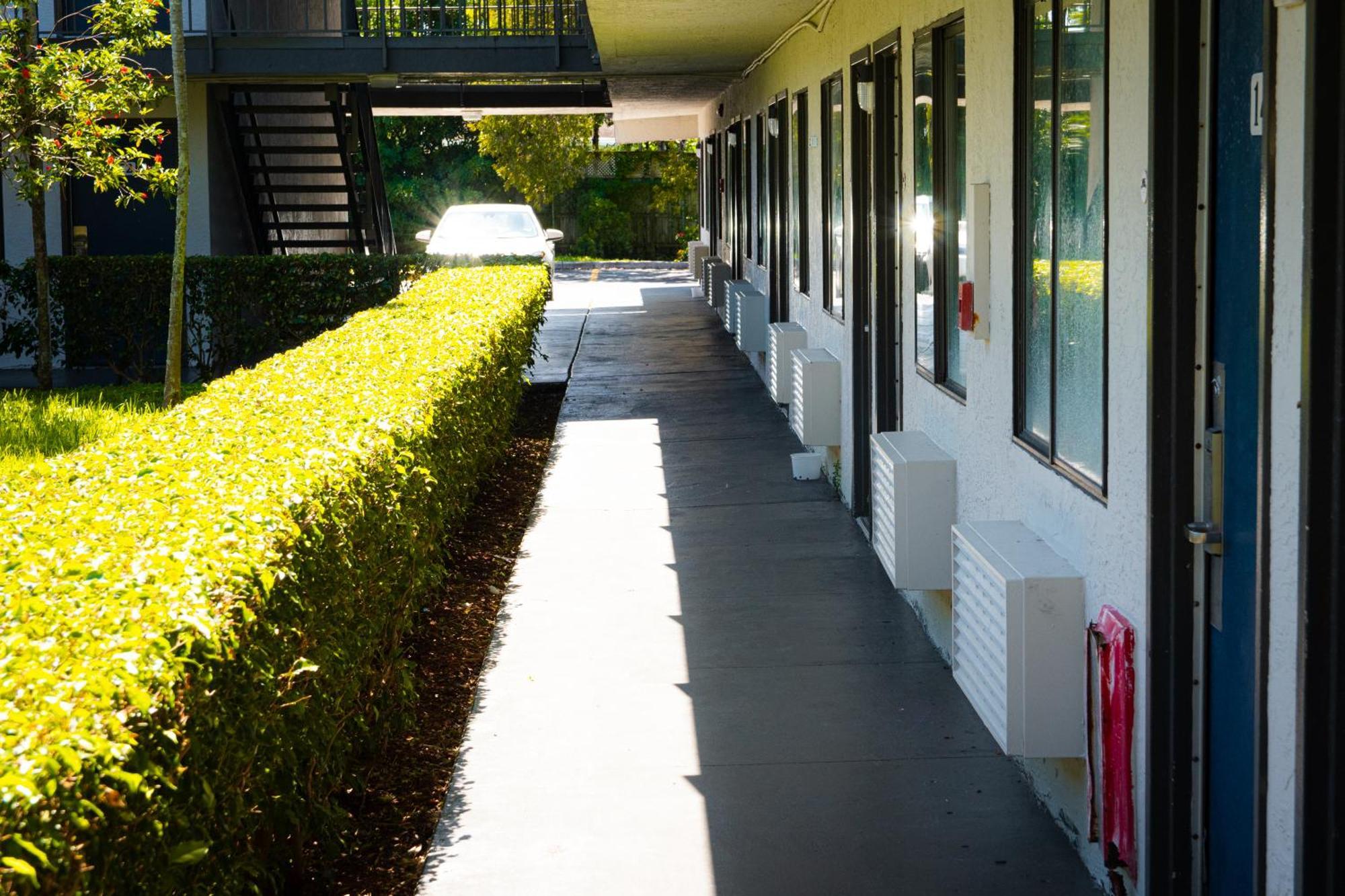 Hotel 6-lantana West Palm Beach, Fl Lantana