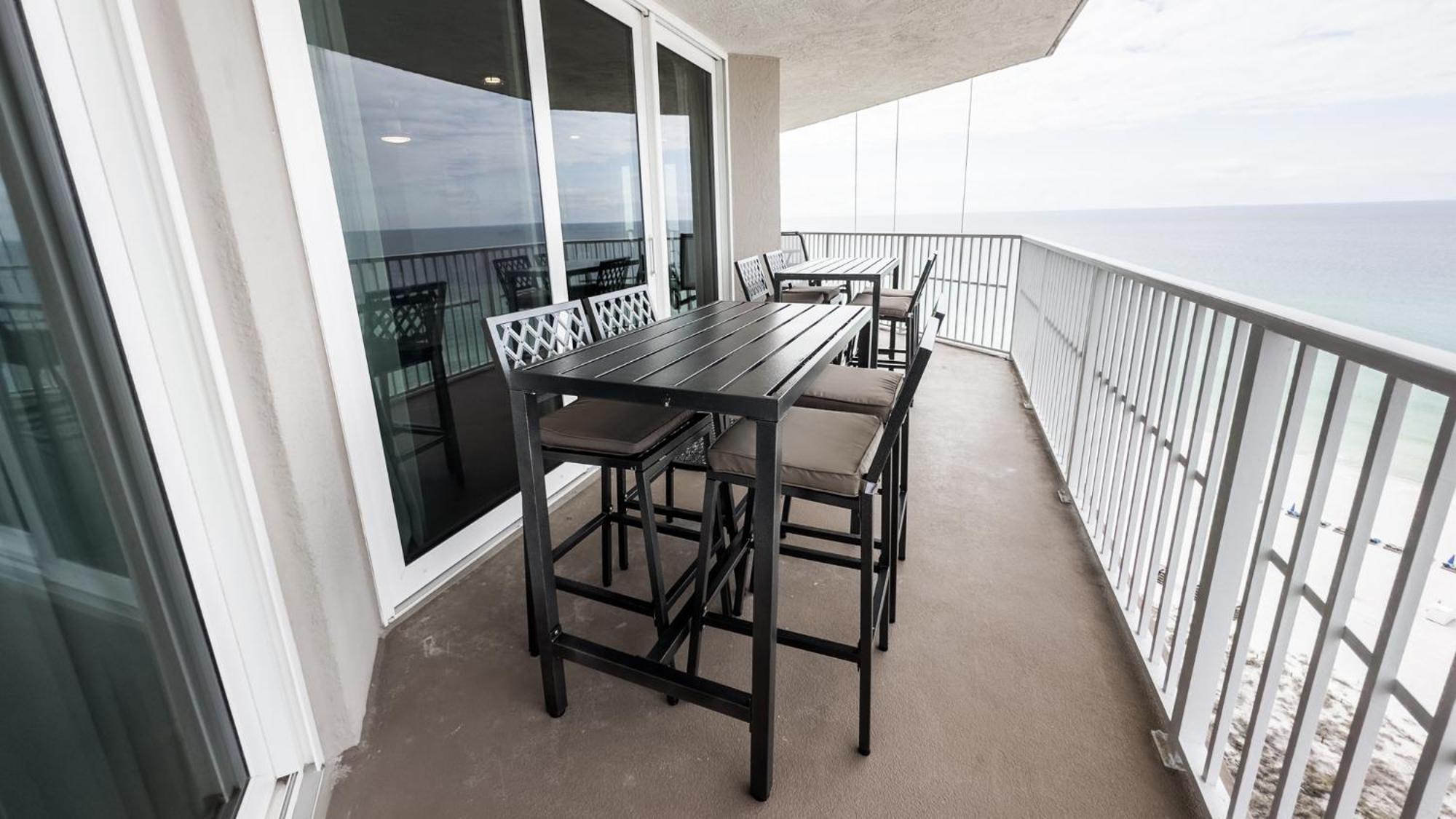 New - 3br 3ba Corner Beachfront - 2024 Remodel - 3 Pools, Tiki Hut, Gym, Tennis Apartment Panama City Beach