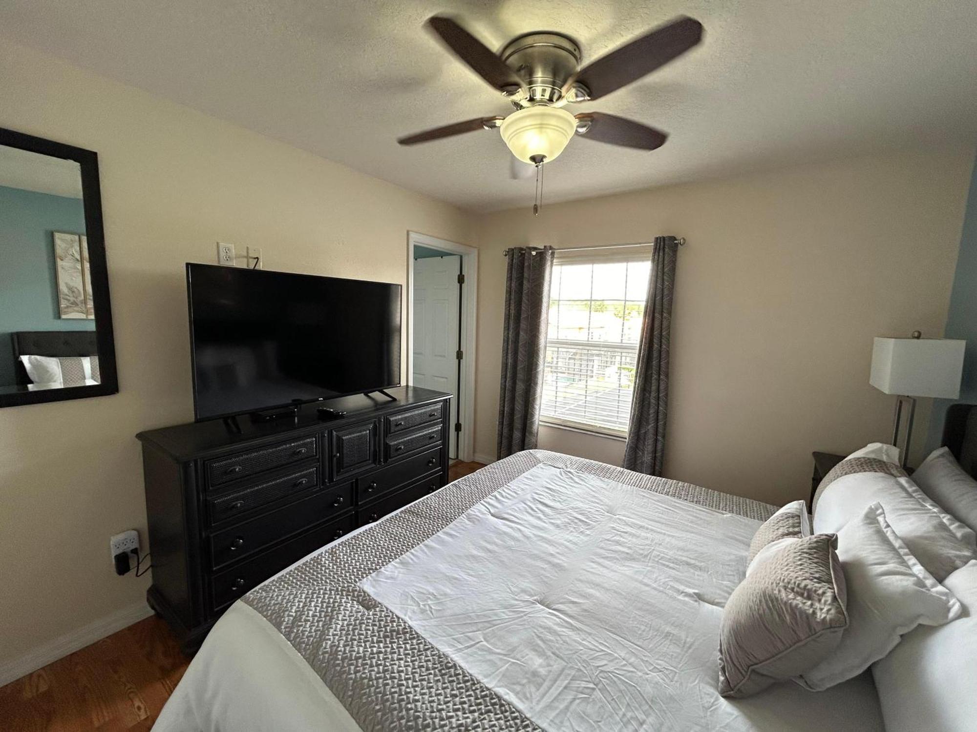 New! Lakefront Views- Encantada Townhouse Holiday home Kissimmee