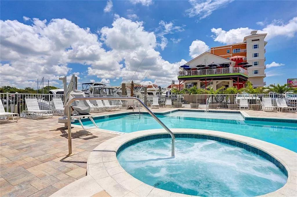 Gulf Coast Gold Private - 2bed, 2bath, Sleep 6, Across Street From Beach, Balcony Views Of Sunsets, & Gulf, Pool, Gym Apartment
