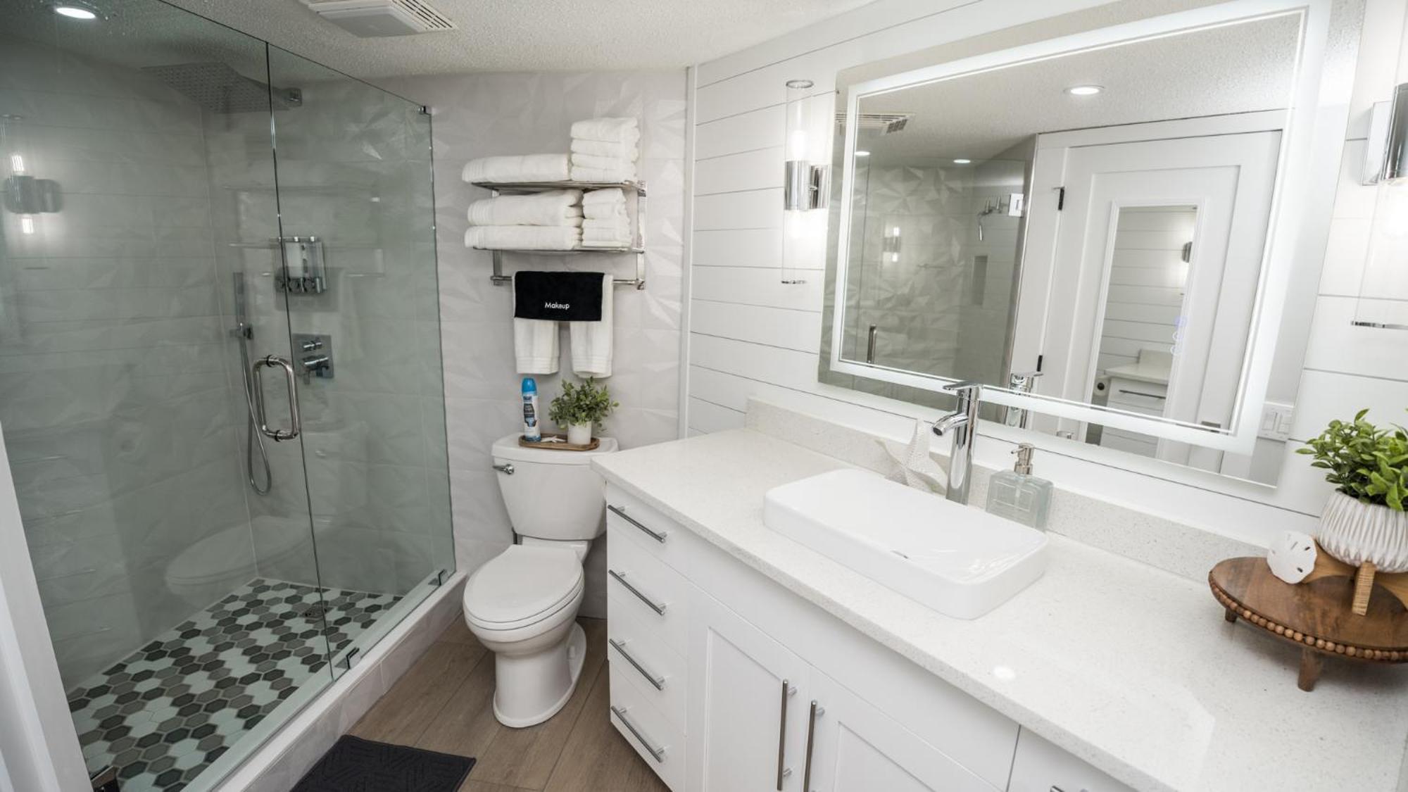 Apartment New - 3br 3ba Corner Beachfront - 2024 Remodel - 3 Pools, Tiki Hut, Gym, Tennis