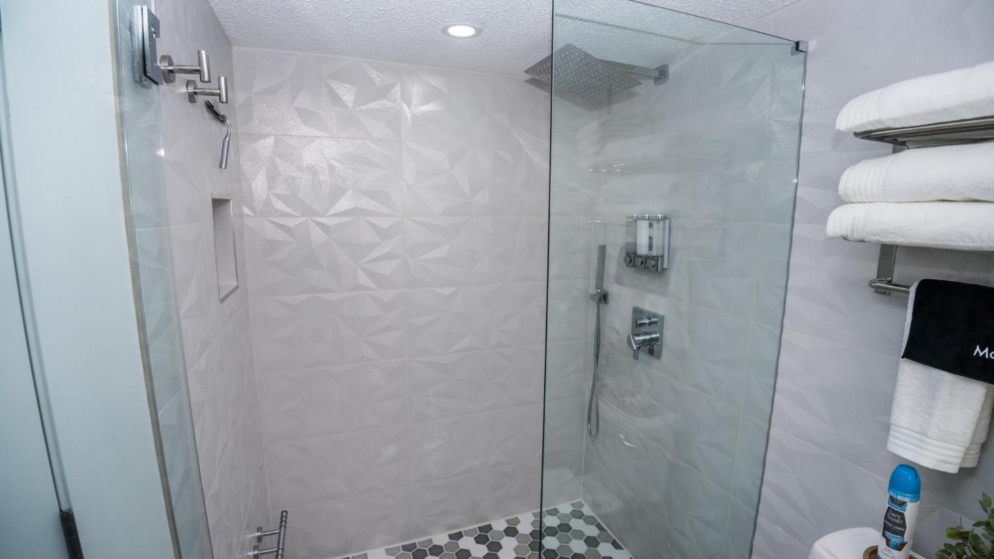 New - 3br 3ba Corner Beachfront - 2024 Remodel - 3 Pools, Tiki Hut, Gym, Tennis Apartment