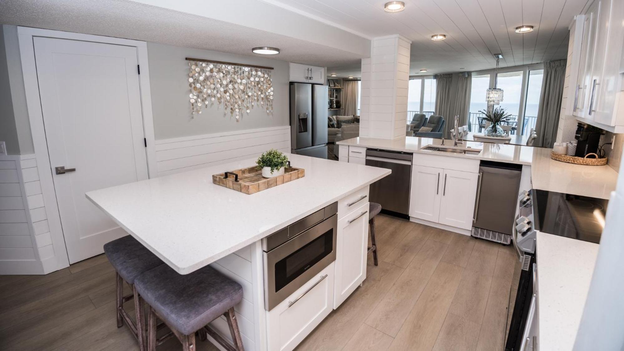 New - 3br 3ba Corner Beachfront - 2024 Remodel - 3 Pools, Tiki Hut, Gym, Tennis Apartment