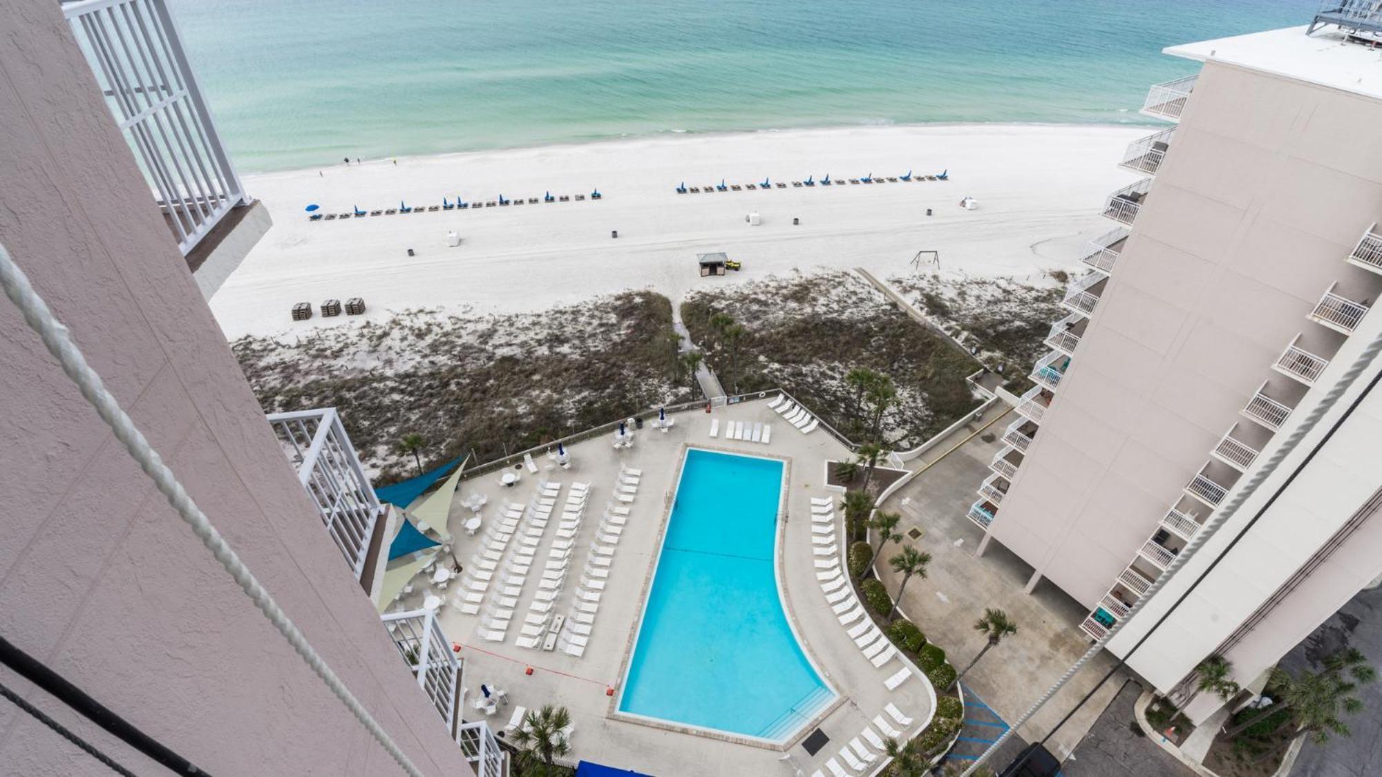 Apartment New - 3br 3ba Corner Beachfront - 2024 Remodel - 3 Pools, Tiki Hut, Gym, Tennis *