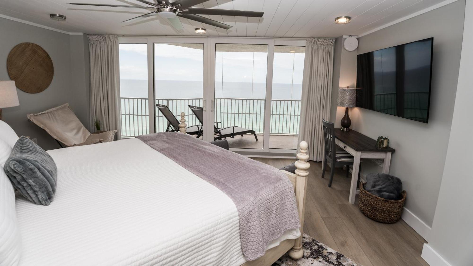 New - 3br 3ba Corner Beachfront - 2024 Remodel - 3 Pools, Tiki Hut, Gym, Tennis
