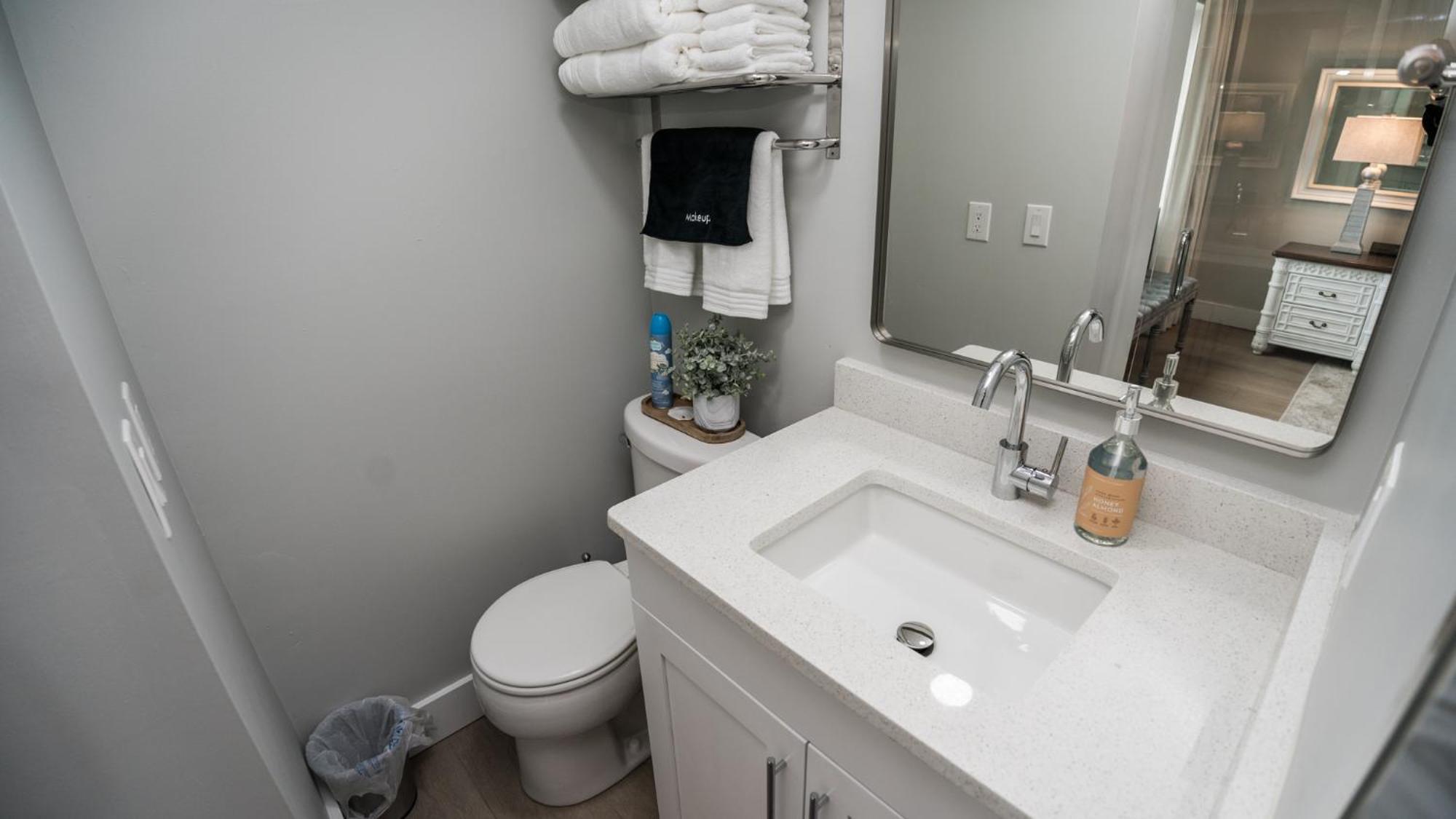 New - 3br 3ba Corner Beachfront - 2024 Remodel - 3 Pools, Tiki Hut, Gym, Tennis Apartment *