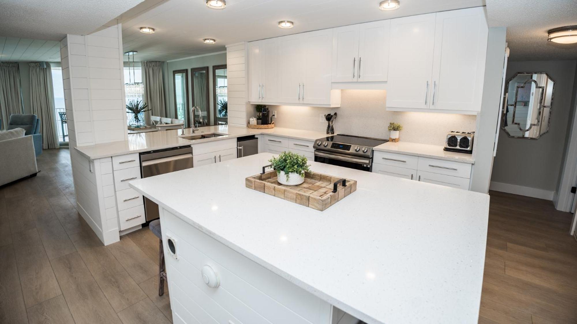 Apartment New - 3br 3ba Corner Beachfront - 2024 Remodel - 3 Pools, Tiki Hut, Gym, Tennis