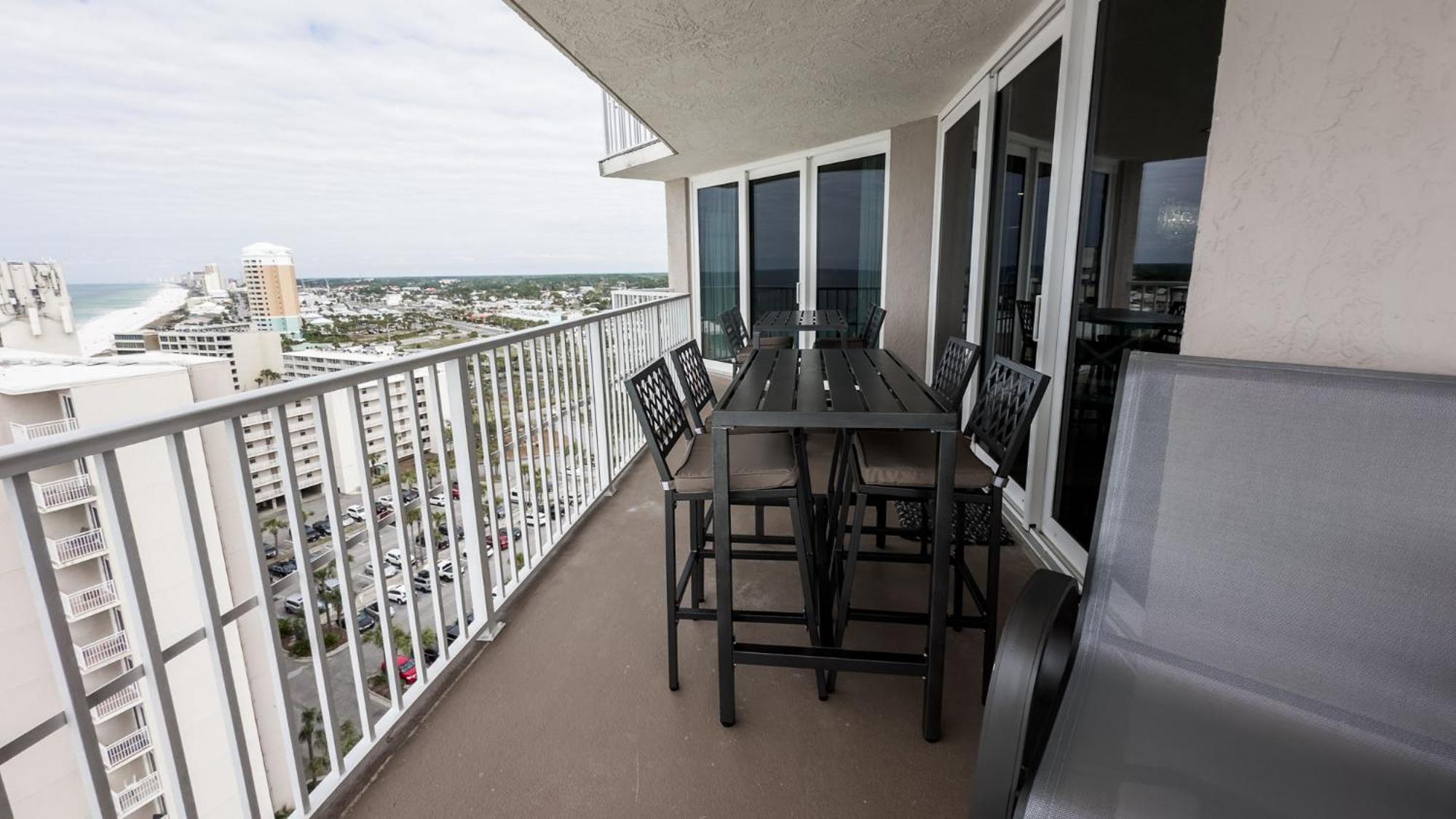 New - 3br 3ba Corner Beachfront - 2024 Remodel - 3 Pools, Tiki Hut, Gym, Tennis Apartment