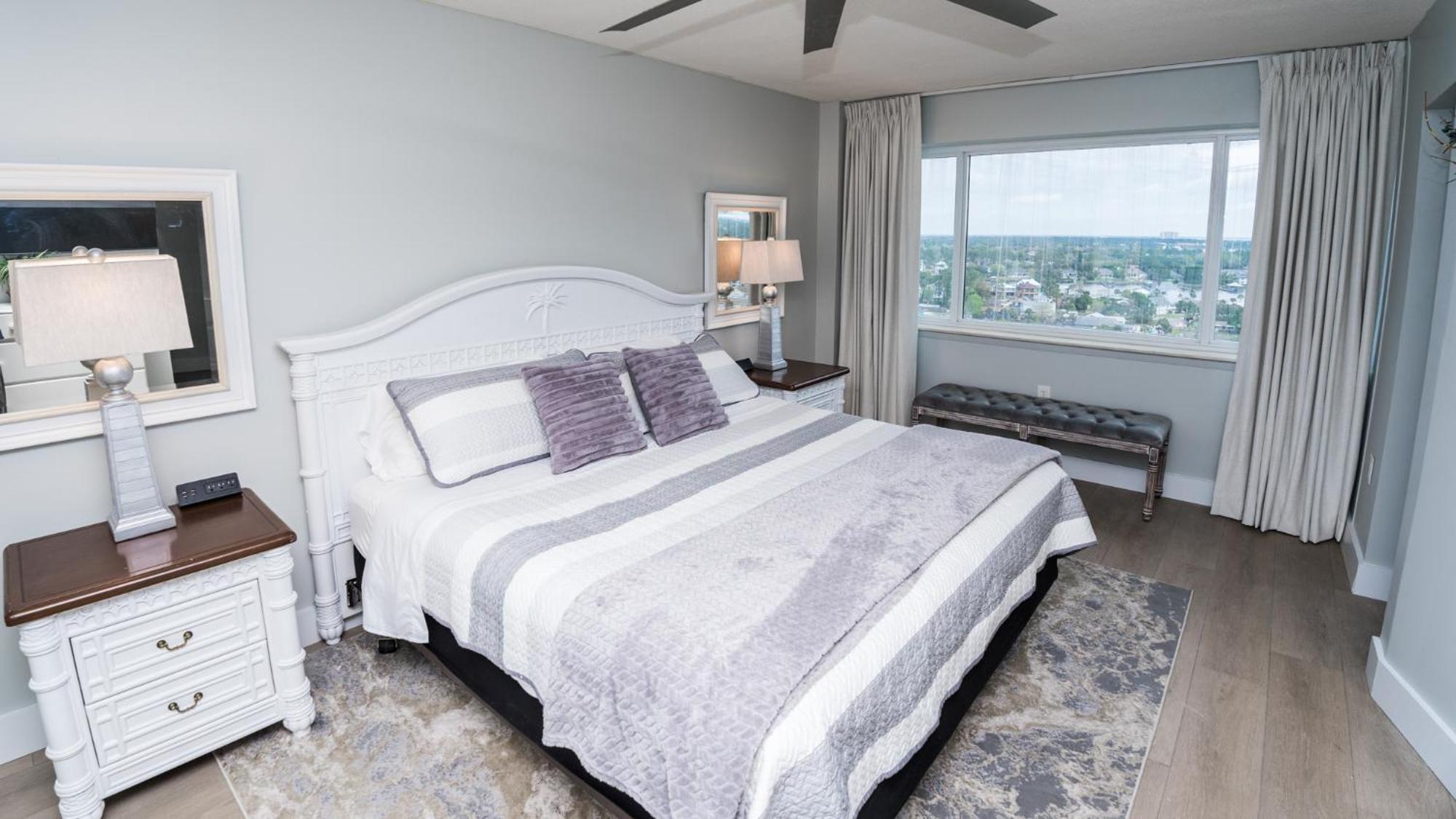 Apartment New - 3br 3ba Corner Beachfront - 2024 Remodel - 3 Pools, Tiki Hut, Gym, Tennis