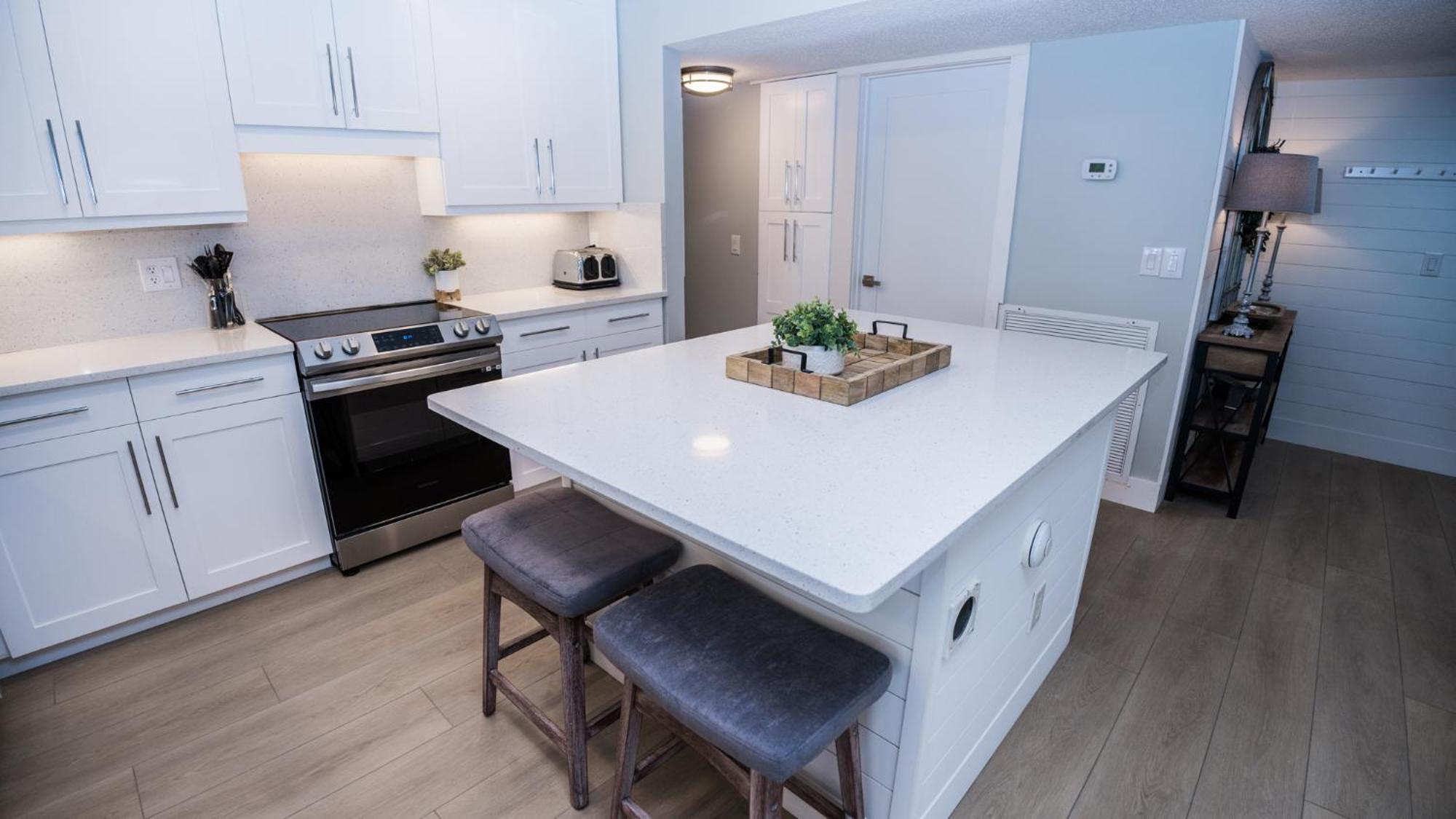 New - 3br 3ba Corner Beachfront - 2024 Remodel - 3 Pools, Tiki Hut, Gym, Tennis Panama City Beach