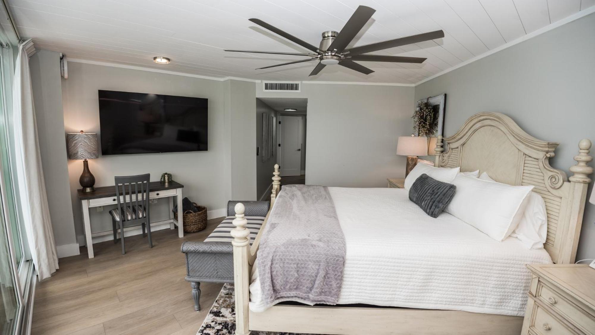 New - 3br 3ba Corner Beachfront - 2024 Remodel - 3 Pools, Tiki Hut, Gym, Tennis Apartment