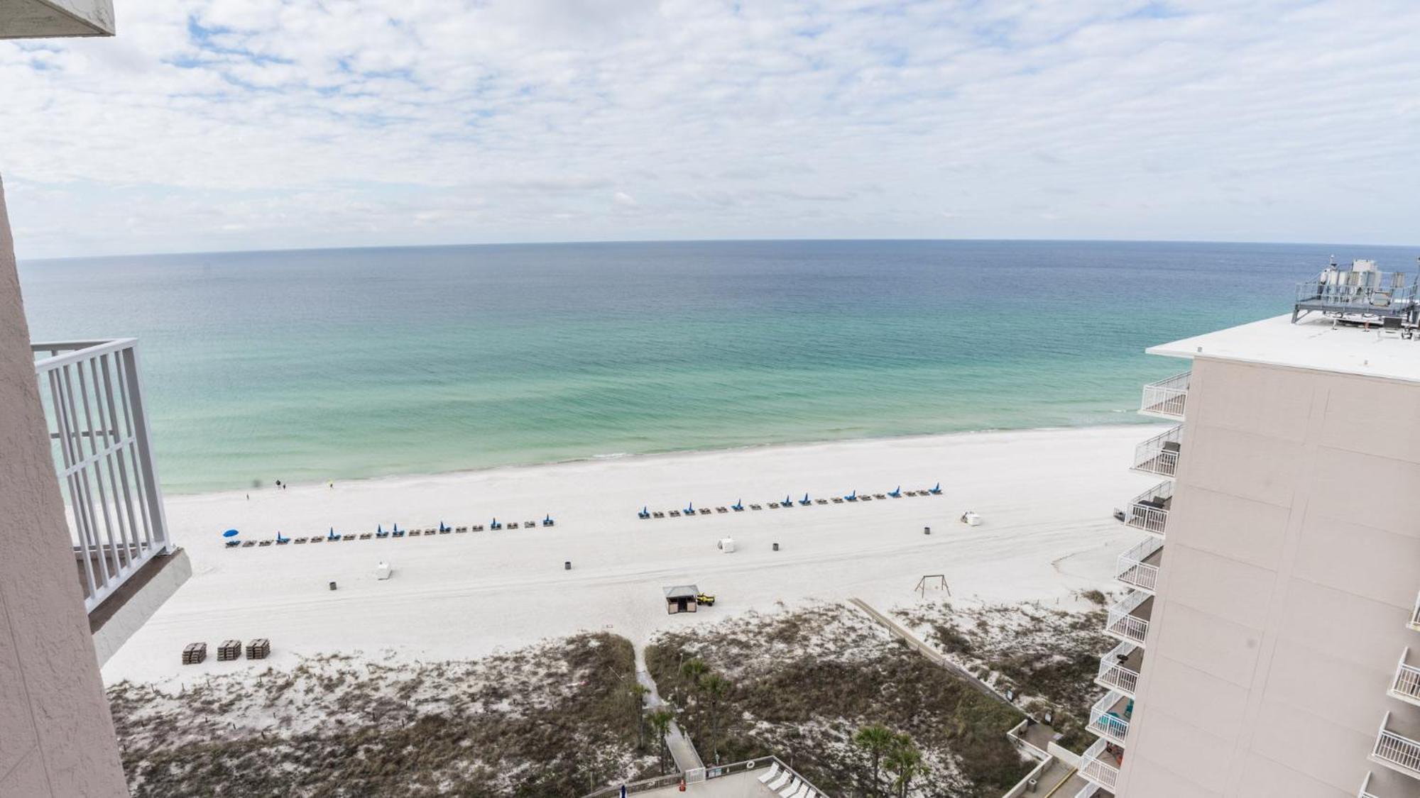 New - 3br 3ba Corner Beachfront - 2024 Remodel - 3 Pools, Tiki Hut, Gym, Tennis *