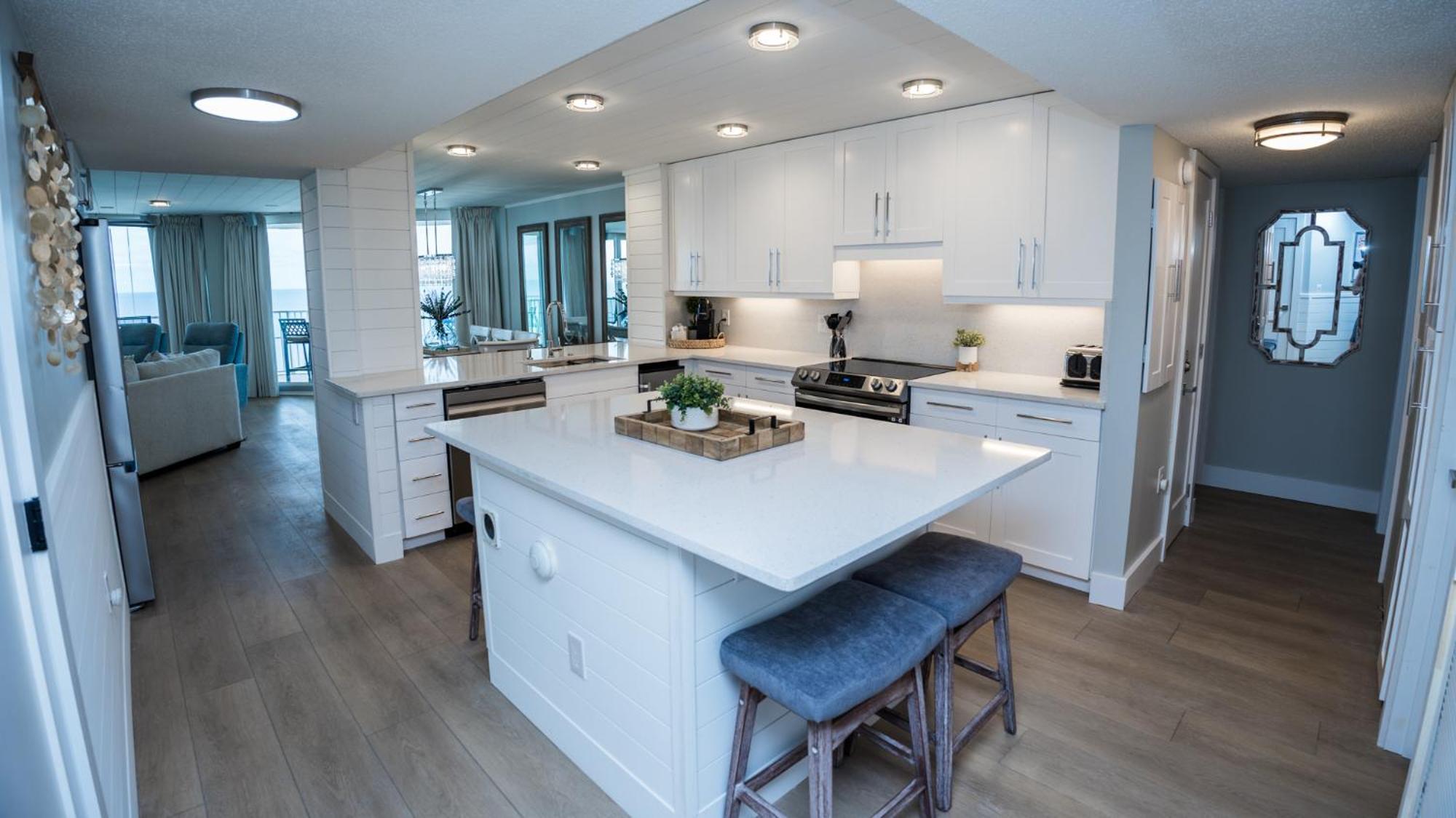 New - 3br 3ba Corner Beachfront - 2024 Remodel - 3 Pools, Tiki Hut, Gym, Tennis * Panama City Beach