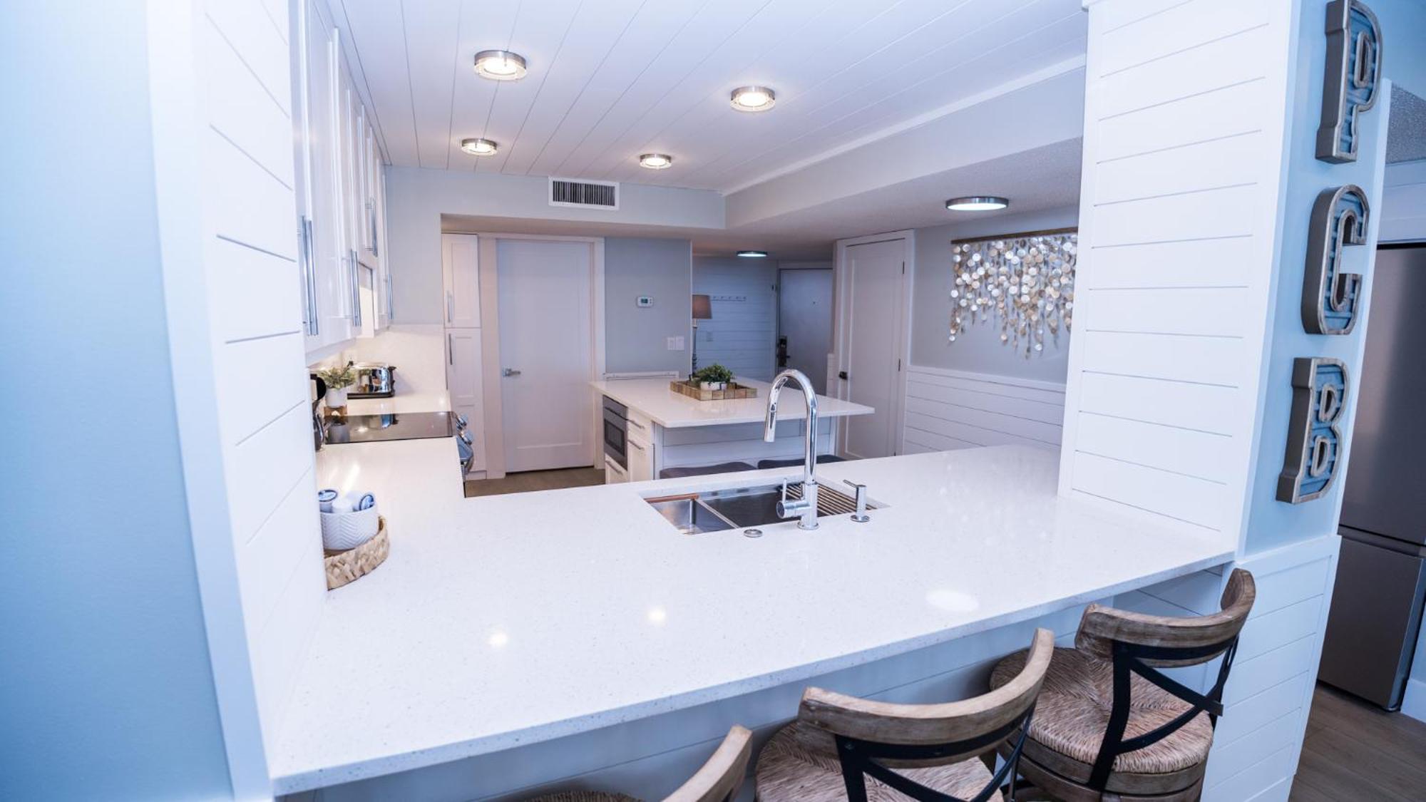 New - 3br 3ba Corner Beachfront - 2024 Remodel - 3 Pools, Tiki Hut, Gym, Tennis Apartment Panama City Beach