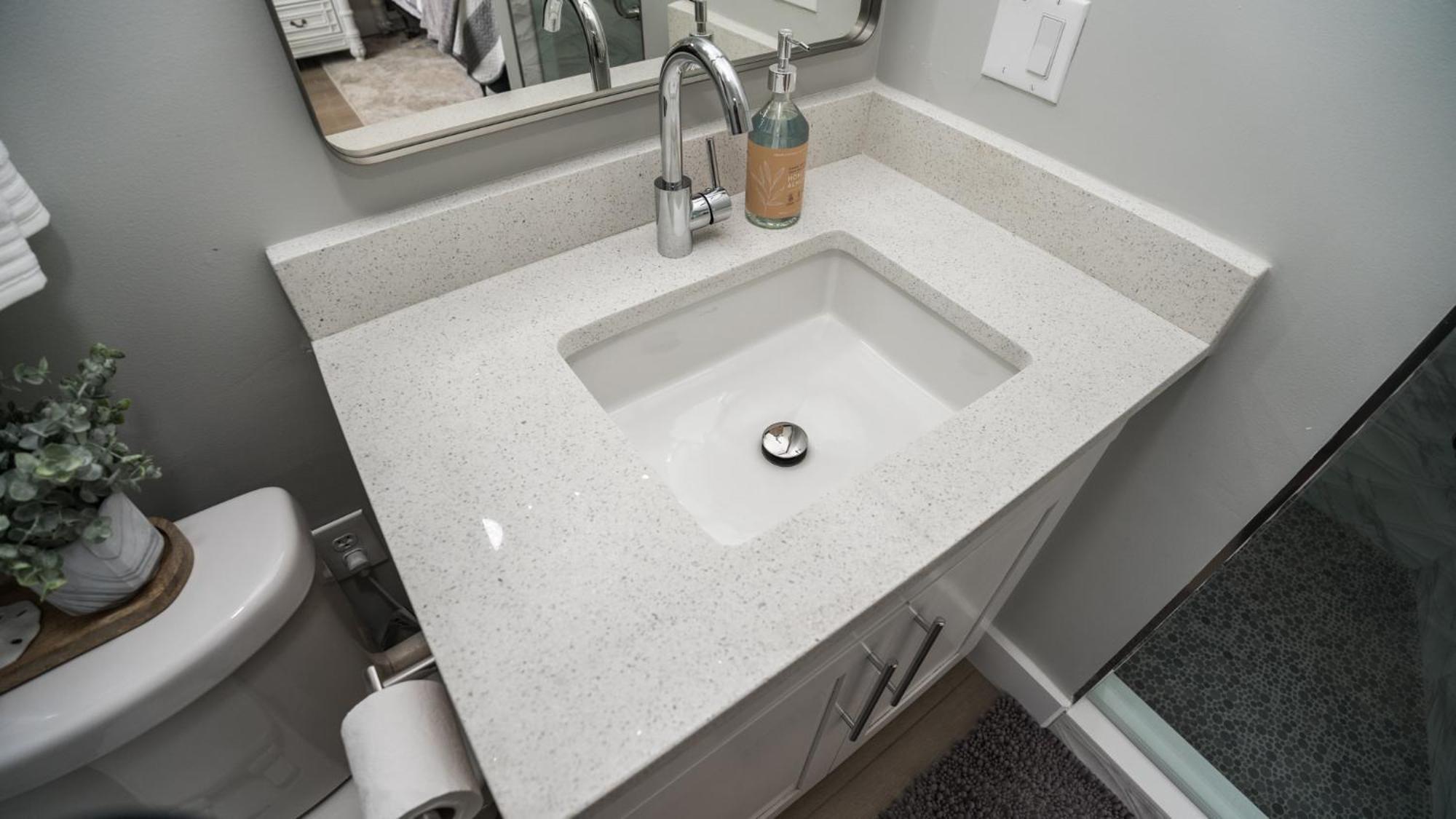 New - 3br 3ba Corner Beachfront - 2024 Remodel - 3 Pools, Tiki Hut, Gym, Tennis Apartment