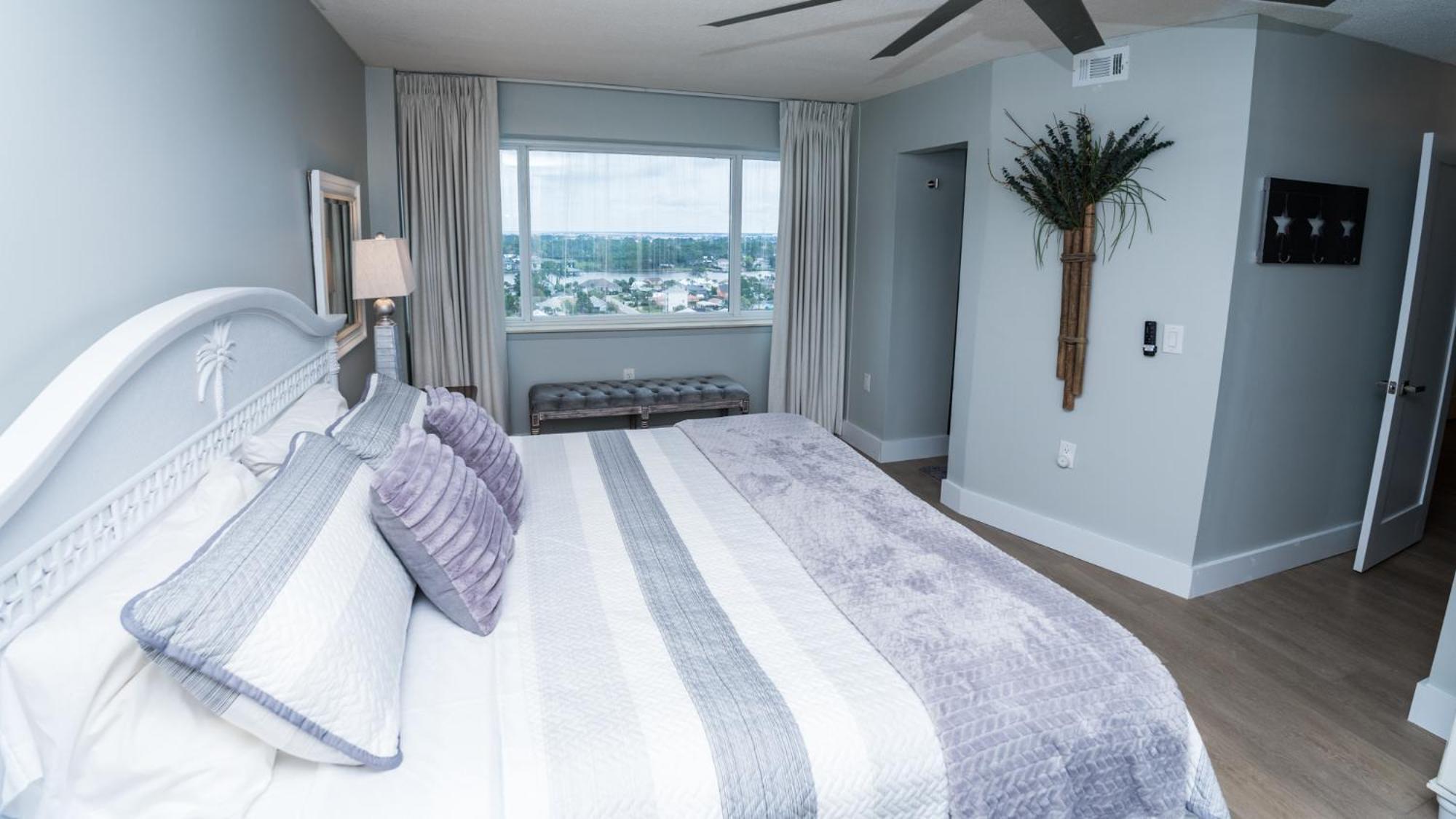 Apartment New - 3br 3ba Corner Beachfront - 2024 Remodel - 3 Pools, Tiki Hut, Gym, Tennis *