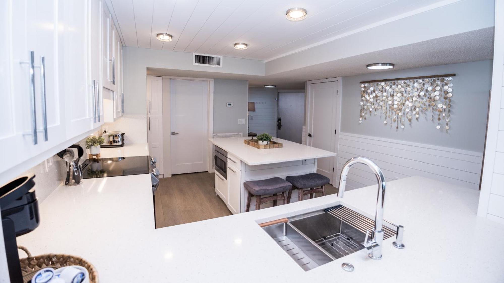 New - 3br 3ba Corner Beachfront - 2024 Remodel - 3 Pools, Tiki Hut, Gym, Tennis *