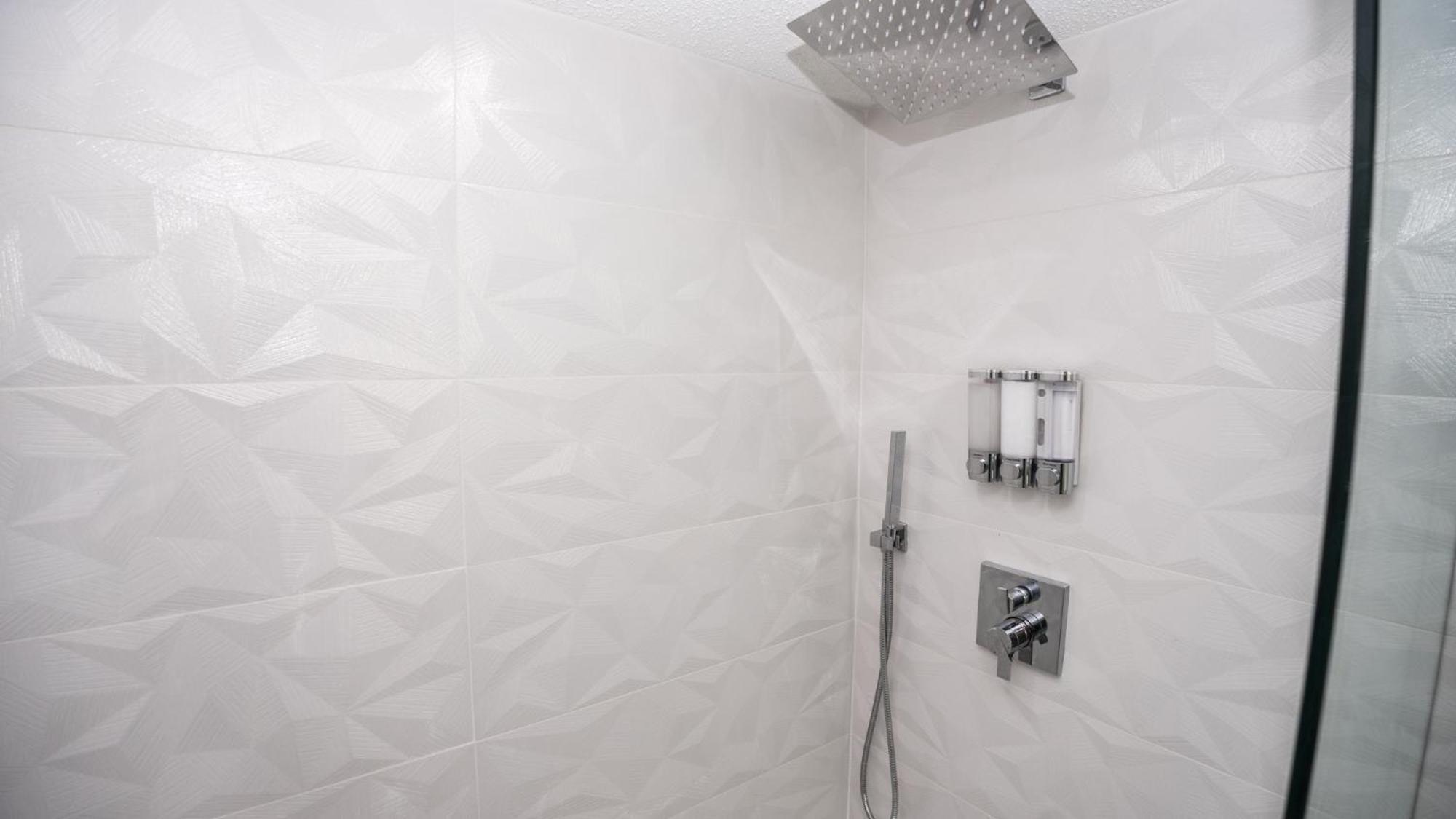 Apartment New - 3br 3ba Corner Beachfront - 2024 Remodel - 3 Pools, Tiki Hut, Gym, Tennis Panama City Beach